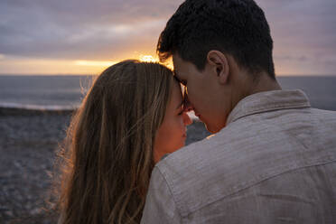 Junges romantisches Paar am Strand - YBF00176