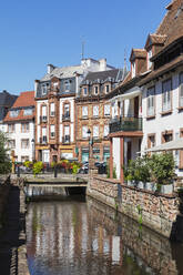 Frankreich, Grand Est, Wissembourg, Historische Häuser am Canal Lauter - GWF07908