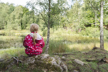 Mädchen sitzt in der Nähe von See in ruhigen Wald - IHF01622