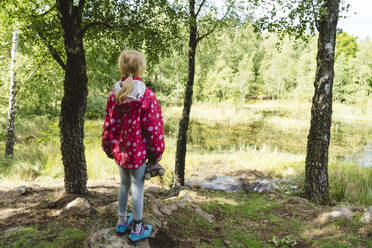 Girl exploring forest on vacation - IHF01624