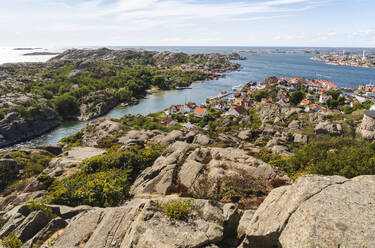 Blick auf die Stadt auf der Klippe der Insel Tjorn - IHF01632