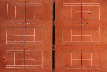 Drohnenansicht einer Reihe von Tennisplätzen - WWF06273