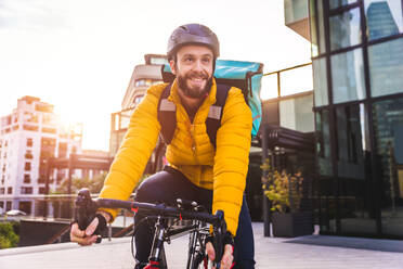 Lebensmittellieferdienst, Fahrer, der mit dem Fahrrad Essen in Kliniken ausliefert - Konzepte zu Transport, Lebensmittellieferung und Technologie - DMDF03891