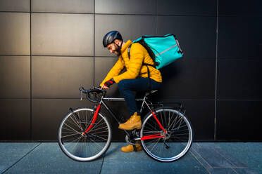 Lebensmittellieferdienst, Fahrer, der mit dem Fahrrad Essen in Kliniken ausliefert - Konzepte zu Transport, Lebensmittellieferung und Technologie - DMDF03892