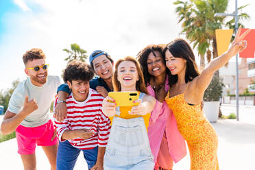 Multiethnic group of young happy friends bonding outside, having fun on summertime vacation - Multicultural cheerful people with summer clothes enjoying summer holidays, concepts about youth, friendship and positive emotion - DMDF03904