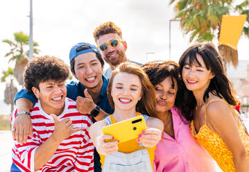 Multiethnic group of young happy friends bonding outside, having fun on summertime vacation - Multicultural cheerful people with summer clothes enjoying summer holidays, concepts about youth, friendship and positive emotion - DMDF03905