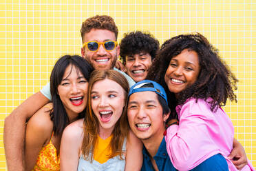 Multiethnic group of young happy friends bonding outside, having fun on summertime vacation - Multicultural cheerful people with summer clothes enjoying summer holidays, concepts about youth, friendship and positive emotion - DMDF03914