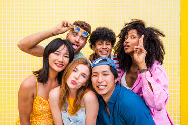 Multiethnic group of young happy friends bonding outside, having fun on summertime vacation - Multicultural cheerful people with summer clothes enjoying summer holidays, concepts about youth, friendship and positive emotion - DMDF03915