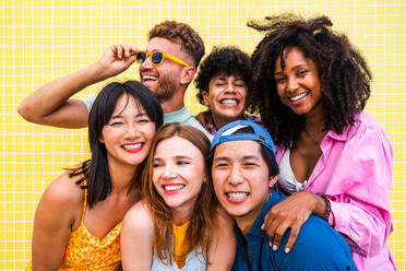 Multiethnic group of young happy friends bonding outside, having fun on summertime vacation - Multicultural cheerful people with summer clothes enjoying summer holidays, concepts about youth, friendship and positive emotion - DMDF03916
