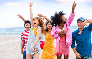 Multiethnic group of young happy friends bonding outside, having fun on summertime vacation - Multicultural cheerful people with summer clothes enjoying summer holidays, concepts about youth, friendship and positive emotion - DMDF03923