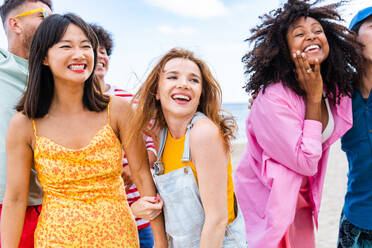 Multiethnic group of young happy friends bonding outside, having fun on summertime vacation - Multicultural cheerful people with summer clothes enjoying summer holidays, concepts about youth, friendship and positive emotion - DMDF03927