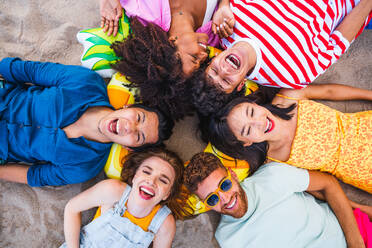 Multiethnic group of young happy friends bonding outside, having fun on summertime vacation - Multicultural cheerful people with summer clothes enjoying summer holidays, concepts about youth, friendship and positive emotion - DMDF03934