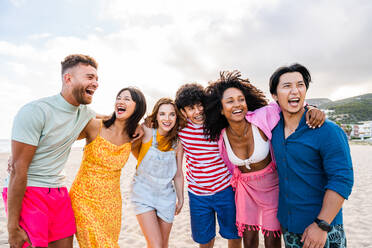 Multiethnic group of young happy friends bonding outside, having fun on summertime vacation - Multicultural cheerful people with summer clothes enjoying summer holidays, concepts about youth, friendship and positive emotion - DMDF03947