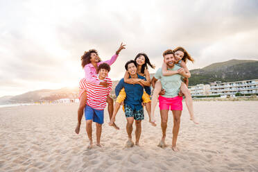 Multiethnic group of young happy friends bonding outside, having fun on summertime vacation - Multicultural cheerful people with summer clothes enjoying summer holidays, concepts about youth, friendship and positive emotion - DMDF03952