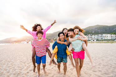 Multiethnic group of young happy friends bonding outside, having fun on summertime vacation - Multicultural cheerful people with summer clothes enjoying summer holidays, concepts about youth, friendship and positive emotion - DMDF03954