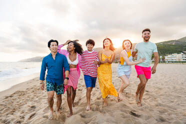 Multiethnic group of young happy friends bonding outside, having fun on summertime vacation - Multicultural cheerful people with summer clothes enjoying summer holidays, concepts about youth, friendship and positive emotion - DMDF03961