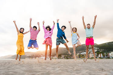 Multiethnic group of young happy friends bonding outside, having fun on summertime vacation - Multicultural cheerful people with summer clothes enjoying summer holidays, concepts about youth, friendship and positive emotion - DMDF03963