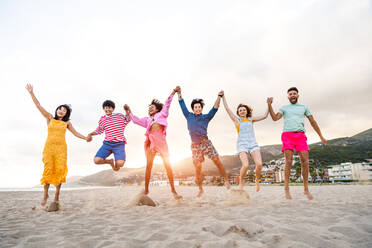 Multiethnic group of young happy friends bonding outside, having fun on summertime vacation - Multicultural cheerful people with summer clothes enjoying summer holidays, concepts about youth, friendship and positive emotion - DMDF03964