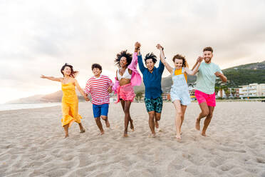 Multiethnic group of young happy friends bonding outside, having fun on summertime vacation - Multicultural cheerful people with summer clothes enjoying summer holidays, concepts about youth, friendship and positive emotion - DMDF03966