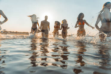 Gruppe von Freunden, die Spaß am Meer haben - Glückliche junge Leute im Sommerurlaub am Strand - DMDF03996