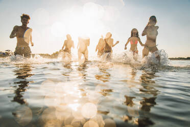 Gruppe von Freunden, die Spaß am Meer haben - Glückliche junge Leute im Sommerurlaub am Strand - DMDF03997