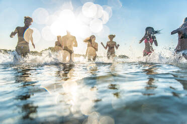 Gruppe von Freunden, die Spaß am Meer haben - Glückliche junge Leute im Sommerurlaub am Strand - DMDF04000