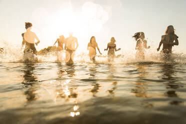 Gruppe von Freunden, die Spaß am Meer haben - Glückliche junge Leute im Sommerurlaub am Strand - DMDF04001