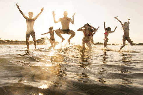 Gruppe von Freunden, die Spaß am Meer haben - Glückliche junge Leute im Sommerurlaub am Strand - DMDF04002