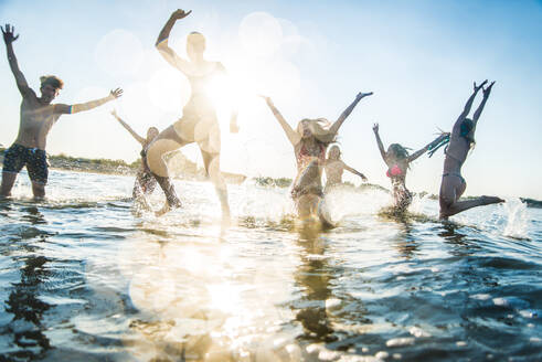 Gruppe von Freunden, die Spaß am Meer haben - Glückliche junge Leute im Sommerurlaub am Strand - DMDF04003