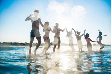 Gruppe von Freunden, die Spaß am Meer haben - Glückliche junge Leute im Sommerurlaub am Strand - DMDF04005