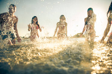 Gruppe von Freunden, die Spaß am Meer haben - Glückliche junge Leute im Sommerurlaub am Strand - DMDF04008