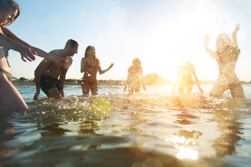 Gruppe von Freunden, die Spaß am Meer haben - Glückliche junge Leute im Sommerurlaub am Strand - DMDF04009