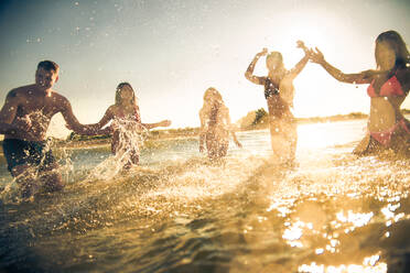 Gruppe von Freunden, die Spaß am Meer haben - Glückliche junge Leute im Sommerurlaub am Strand - DMDF04010