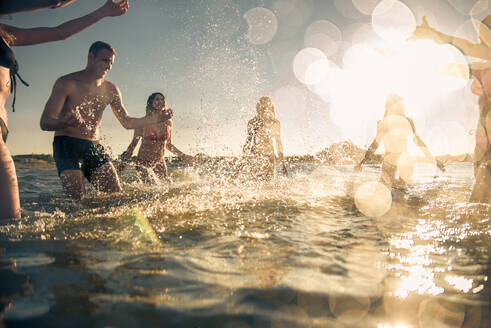 Gruppe von Freunden, die Spaß am Meer haben - Glückliche junge Leute im Sommerurlaub am Strand - DMDF04011