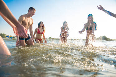 Gruppe von Freunden, die Spaß am Meer haben - Glückliche junge Leute im Sommerurlaub am Strand - DMDF04012