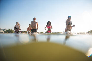 Gruppe von Freunden, die Spaß am Meer haben - Glückliche junge Leute im Sommerurlaub am Strand - DMDF04013