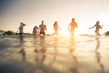 Gruppe von Freunden, die Spaß am Meer haben - Glückliche junge Leute im Sommerurlaub am Strand - DMDF04014