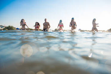 Gruppe von Freunden, die Spaß am Meer haben - Glückliche junge Leute im Sommerurlaub am Strand - DMDF04015