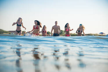 Gruppe von Freunden, die Spaß am Meer haben - Glückliche junge Leute im Sommerurlaub am Strand - DMDF04018