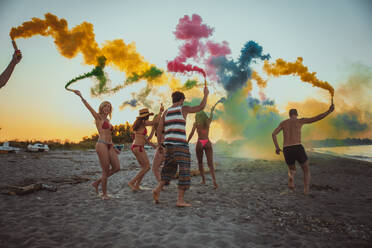 Fröhliche Gruppe von Freunden beim Feiern und Spaß haben am Strand - Junge Leute im Sommerurlaub - DMDF04054