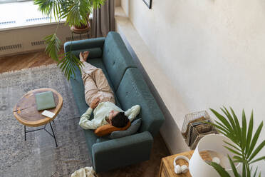 Frau entspannt sich auf dem Sofa zu Hause - VPIF08597
