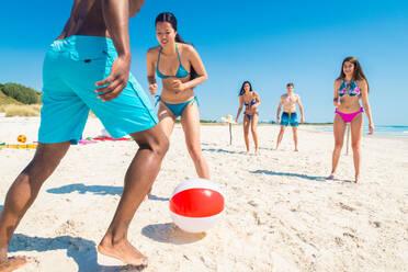 Group of friends having fun on the beach - Young and happy tourists bonding outdoors, enjoying summertime - DMDF04114