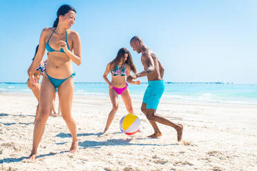 Group of friends having fun on the beach - Young and happy tourists bonding outdoors, enjoying summertime - DMDF04116