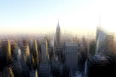 USA, New York State, New York City, Unscharfe Ansicht von Midtown Manhattan bei Sonnenuntergang - MMPF00854