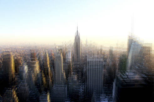 USA, New York State, New York City, Unscharfe Ansicht von Midtown Manhattan bei Sonnenuntergang - MMPF00854