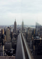 USA, New York State, New York City, Manhattan Skyline spiegelt sich im Fenster - MMPF00857