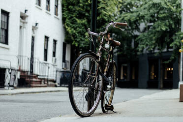 USA, New York State, New York City, Old-fashioned bicycle standing on street - MMPF00858