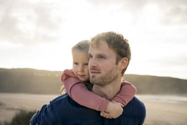 Nachdenklicher Vater und Tochter am Strand - SBOF04024