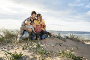 Glückliche Familie, die sich gemeinsam am Strand amüsiert - SBOF04031