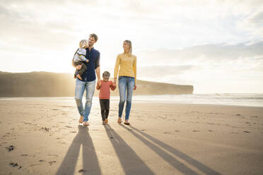 Glückliche Familie genießt gemeinsam einen sonnigen Tag am Strand - SBOF04084